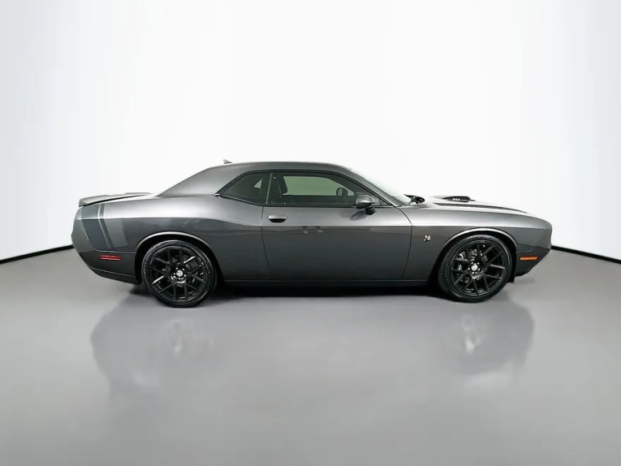 2016 Dodge Challenger R/T Scat Pack photo 4
