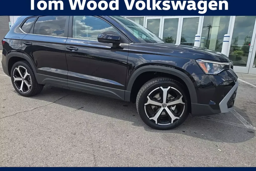 2025 Volkswagen Taos SEL photo 1