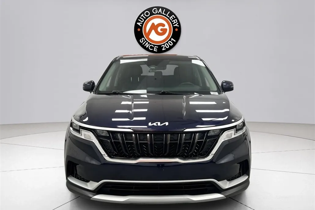 2023 Kia Carnival LX photo 1
