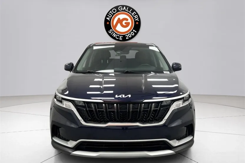 2023 Kia Carnival LX photo 1