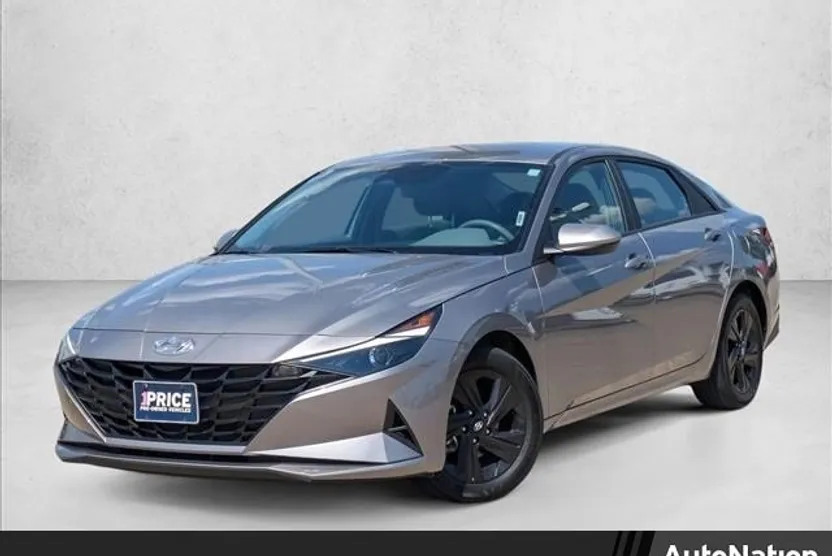 2023 Hyundai Elantra SEL photo 1