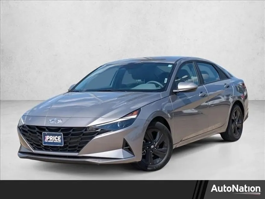 2023 Hyundai Elantra SEL photo 1