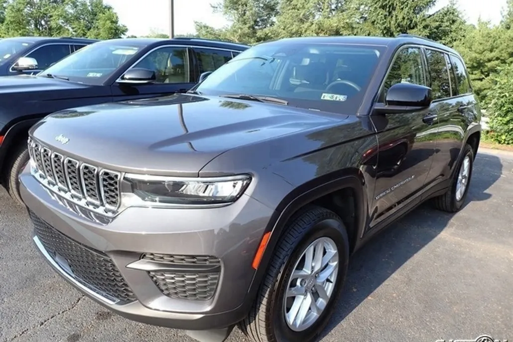 2023 Jeep Grand Cherokee Laredo photo 1