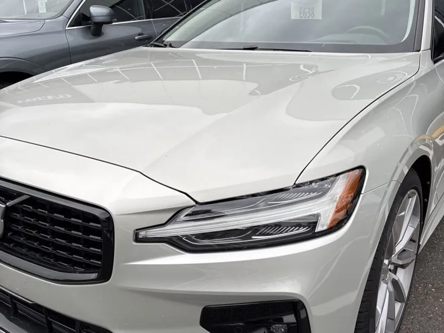 2021 Volvo S60 T5 Momentum photo 1