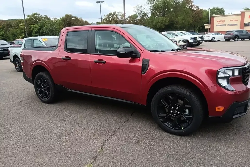 2025 Ford Maverick XLT photo 1