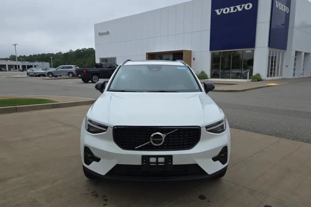 2026 Volvo XC40 Plus photo 1