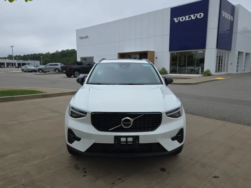 2026 Volvo XC40 Plus photo 1