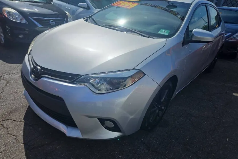 2014 Toyota Corolla LE photo 1