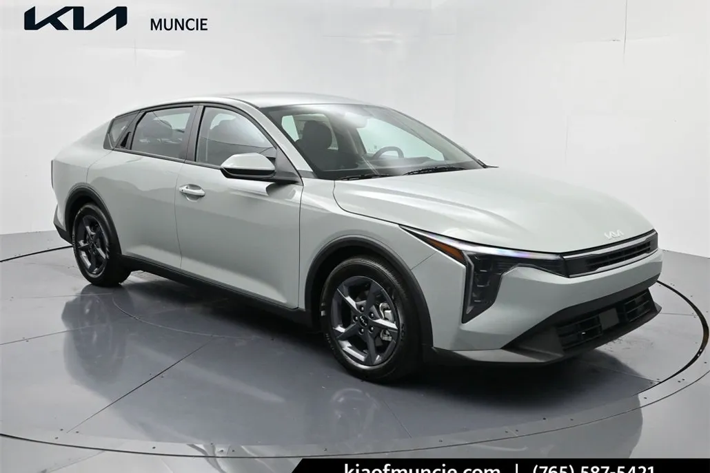 2025 Kia K4 LXS photo 1
