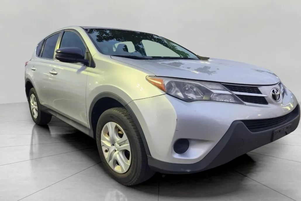 2014 Toyota RAV4 LE photo 1