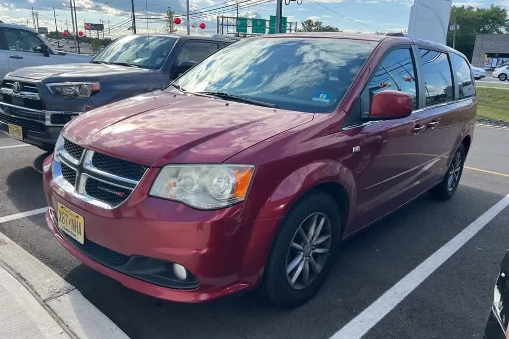 2014 Dodge Grand Caravan SXT photo 1