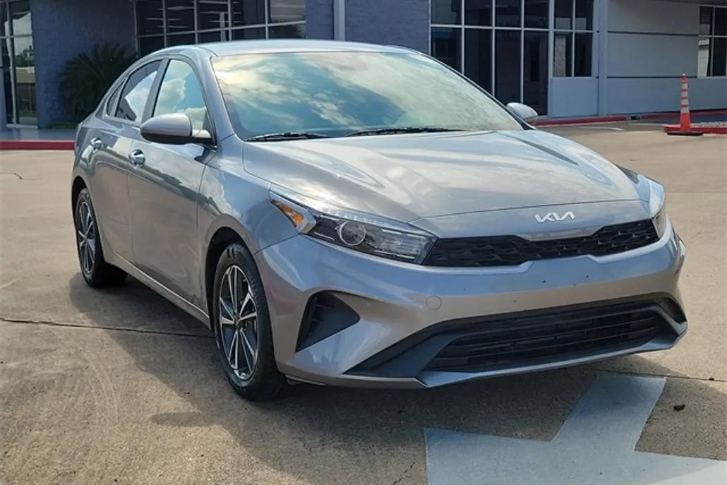 2023 Kia Forte LXS photo 1