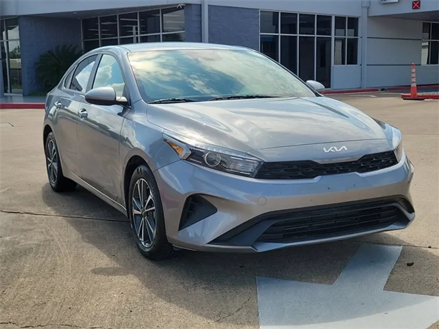 2023 Kia Forte LXS photo 1