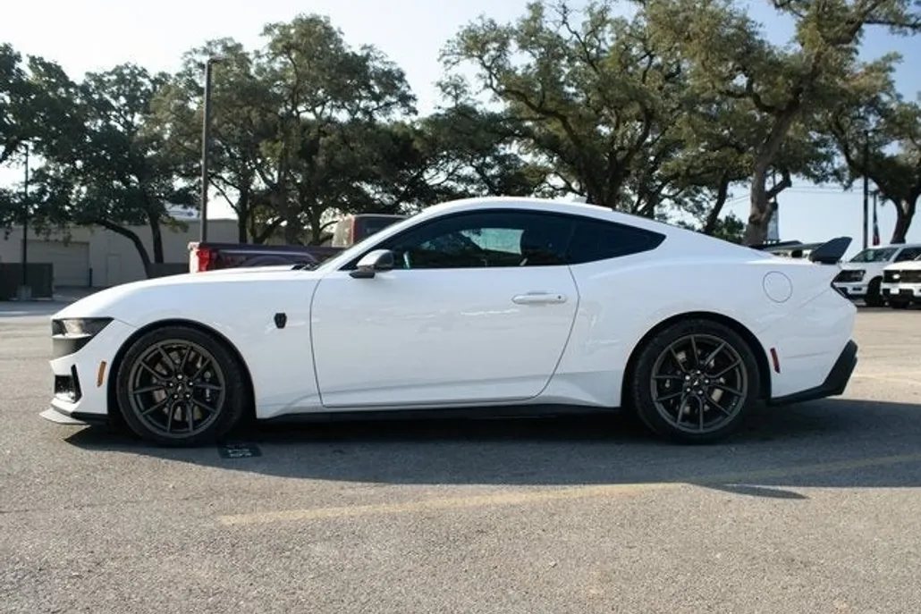 2024 Ford Mustang Dark Horse photo 1
