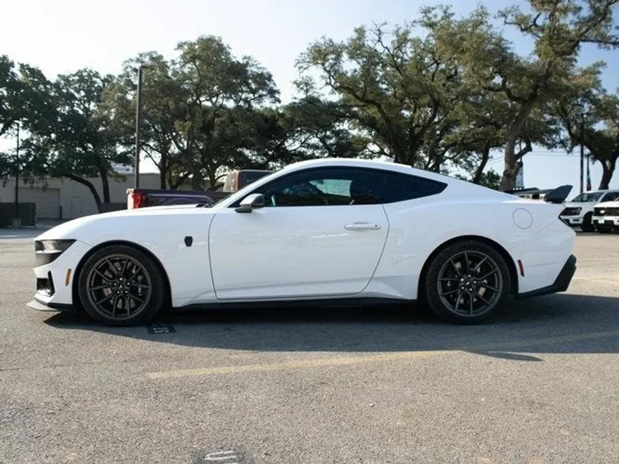 2024 Ford Mustang Dark Horse photo 1