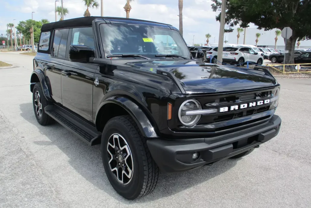 2025 Ford Bronco Outer Banks photo 1
