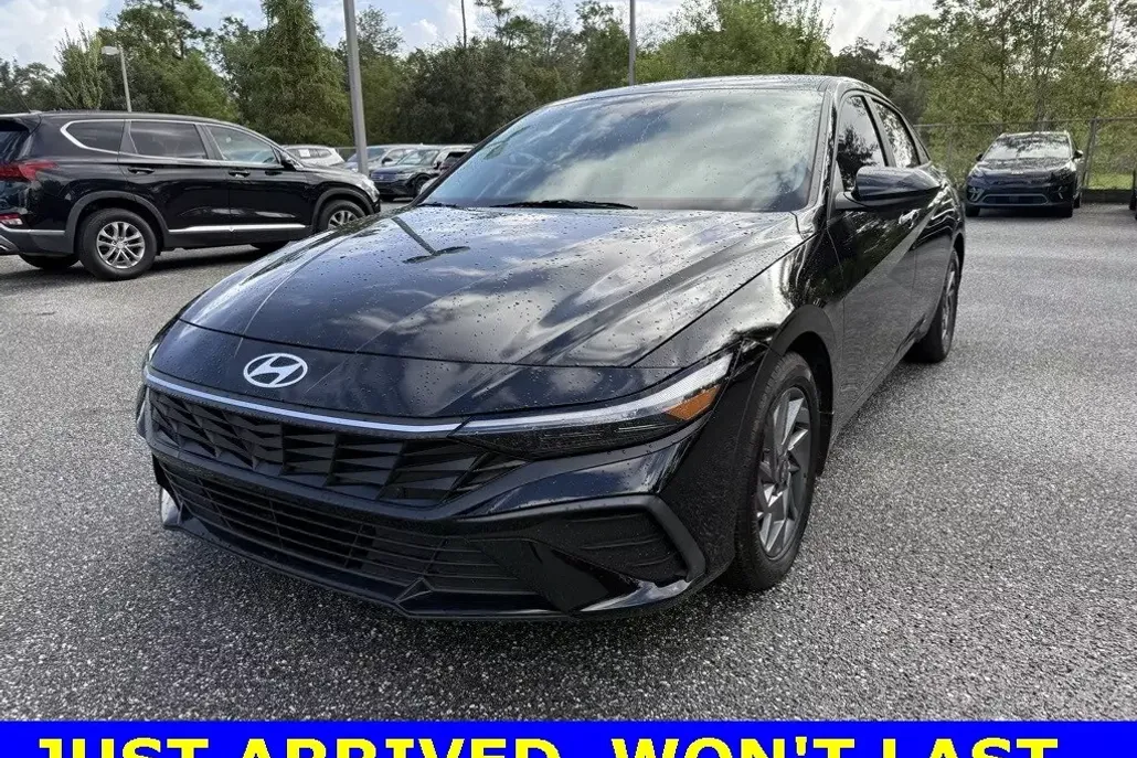 2024 Hyundai Elantra SEL photo 1