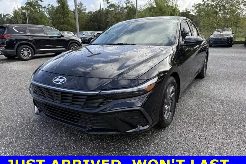 2024 Hyundai Elantra SEL photo 1