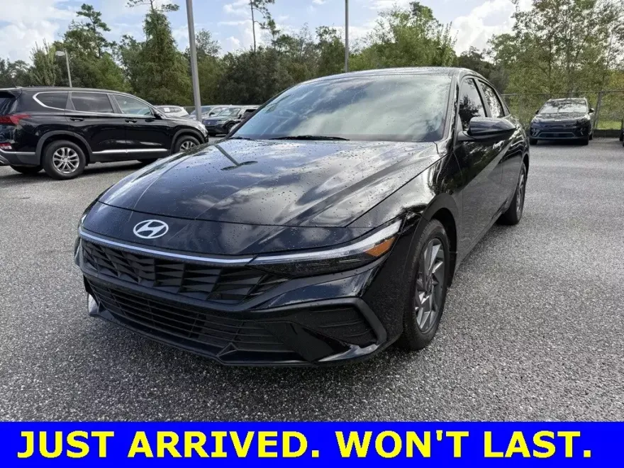 2024 Hyundai Elantra SEL photo 1