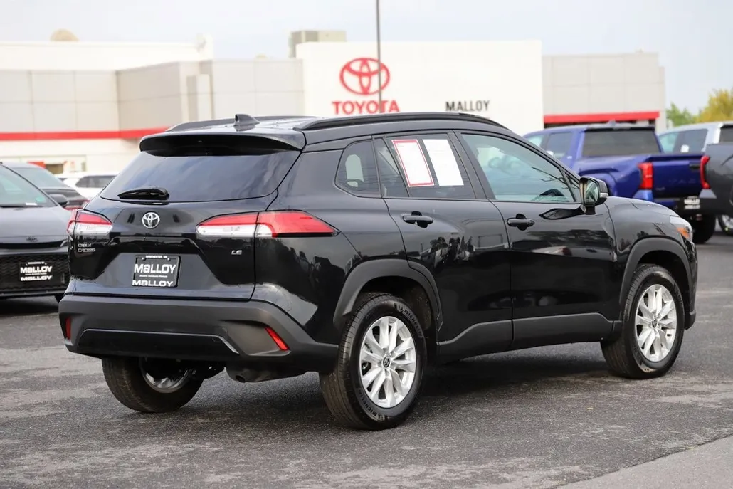 2024 Toyota Corolla Cross LE photo 1