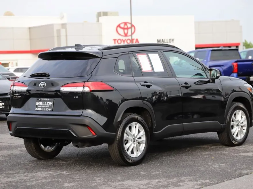 2024 Toyota Corolla Cross LE photo 1