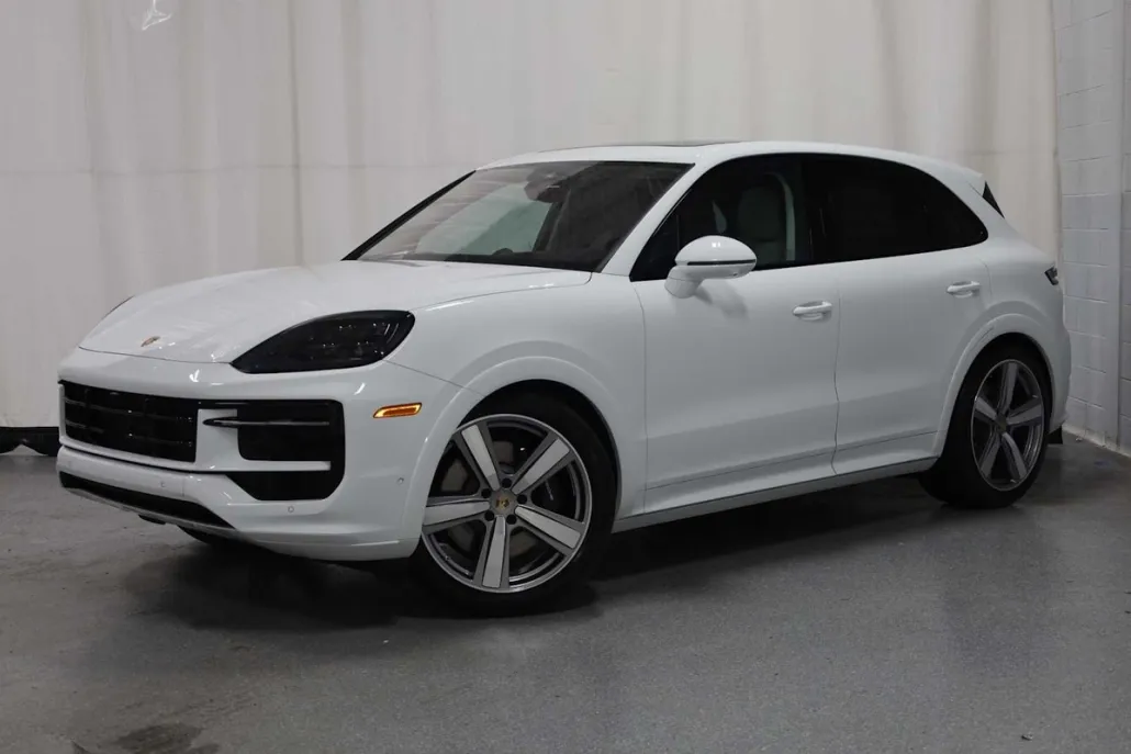 2025 Porsche Cayenne GTS photo 1