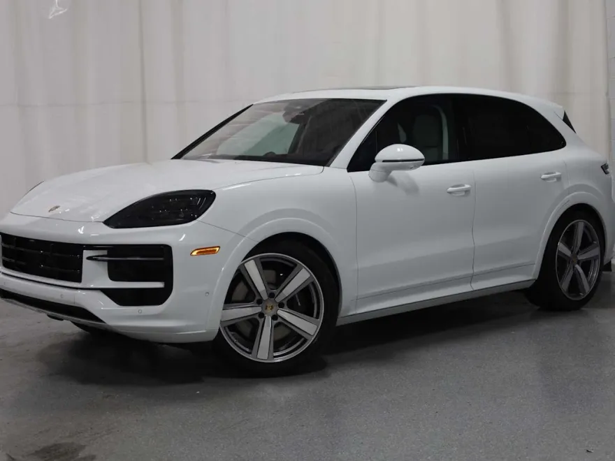 2025 Porsche Cayenne GTS photo 1