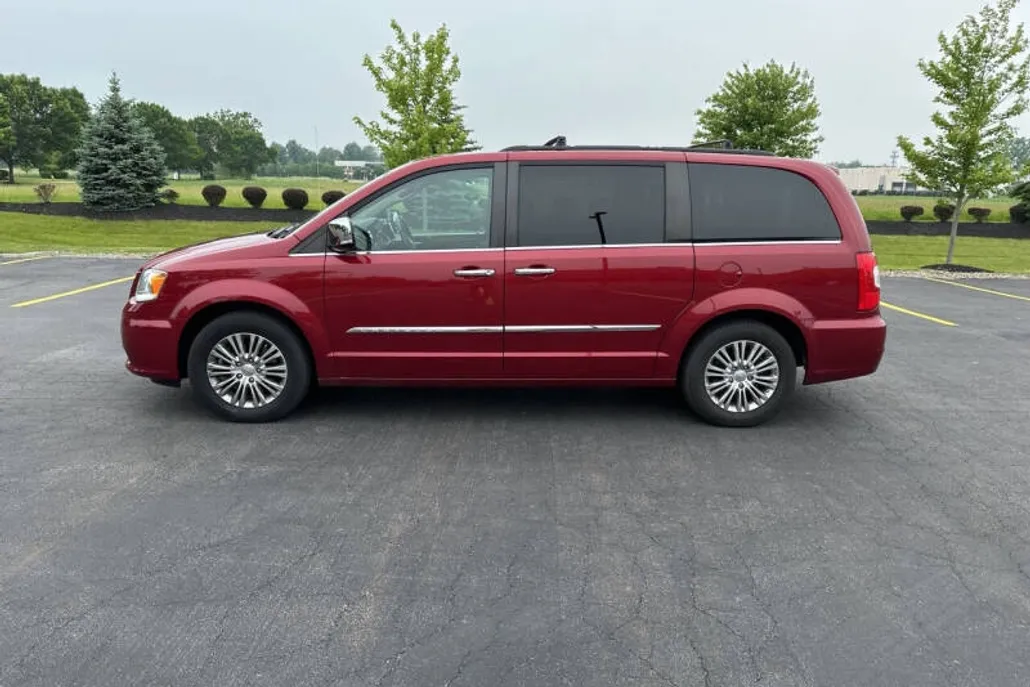 2015 Chrysler Town & Country photo 1