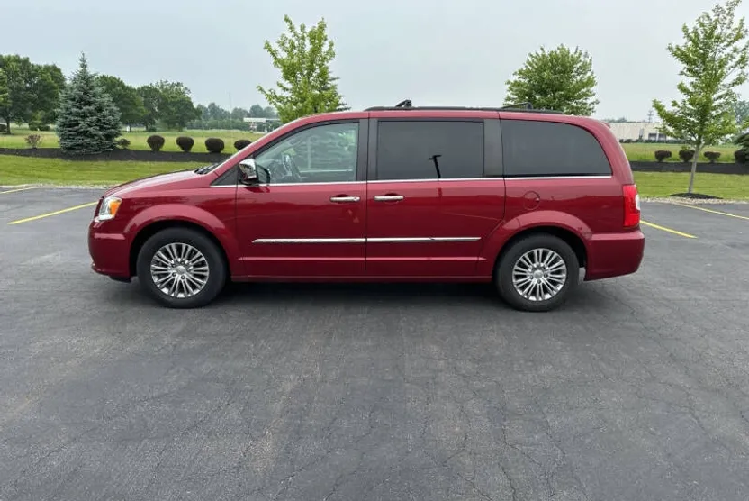 2015 Chrysler Town & Country photo 1