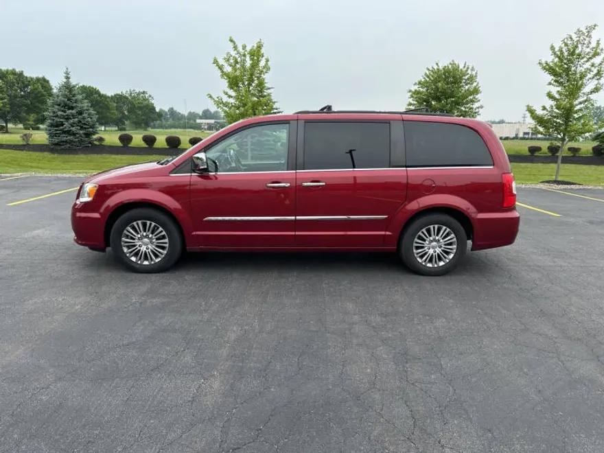 2015 Chrysler Town & Country photo 1