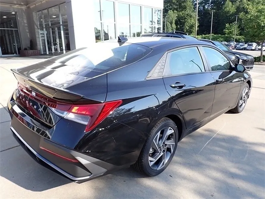 2025 Hyundai Elantra SEL Sport photo 1
