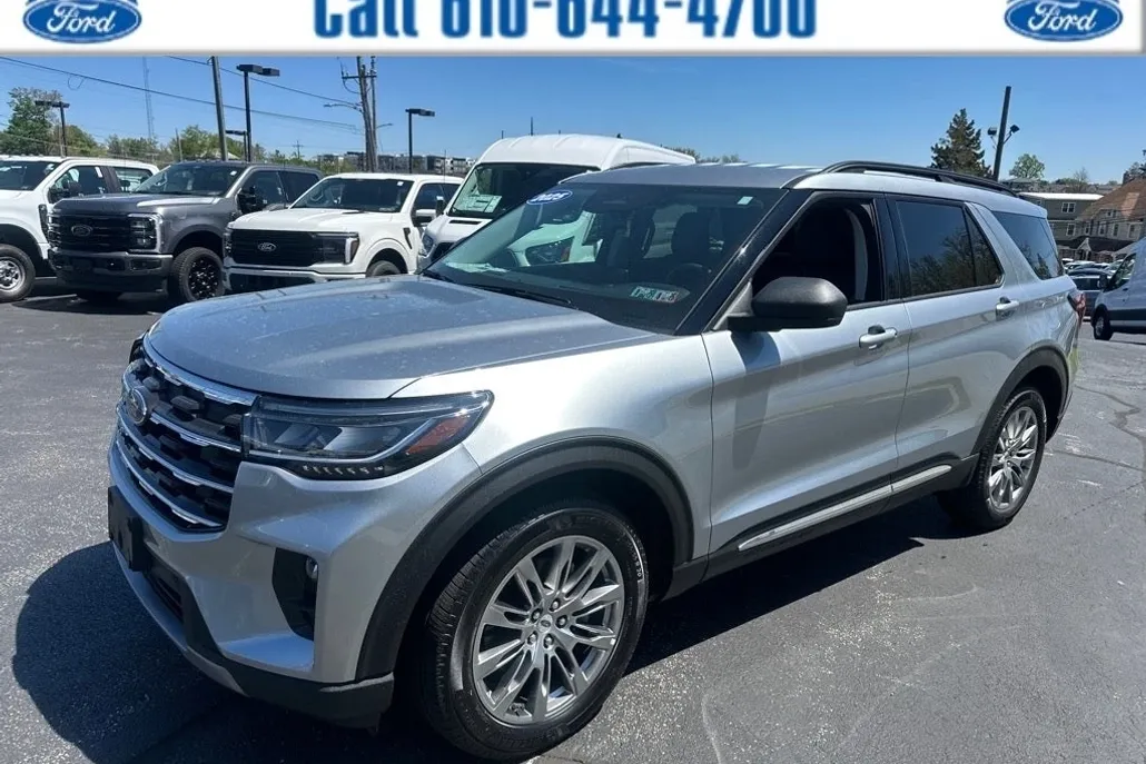 2025 Ford Explorer photo 1
