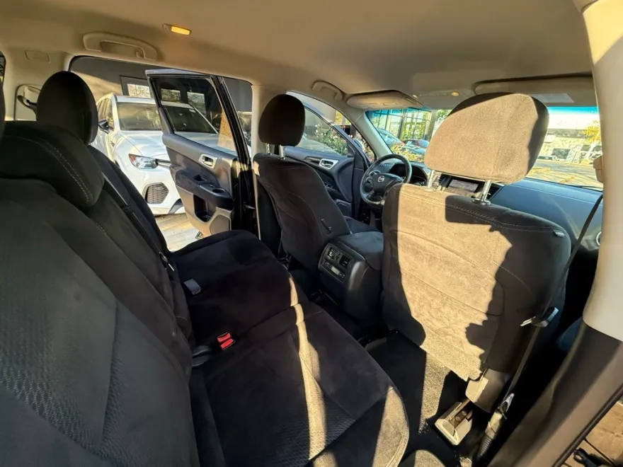 2016 Nissan Pathfinder SV photo 1