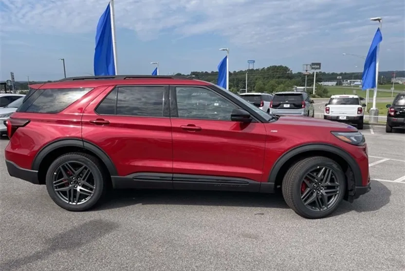 2025 Ford Explorer ST-Line photo 1