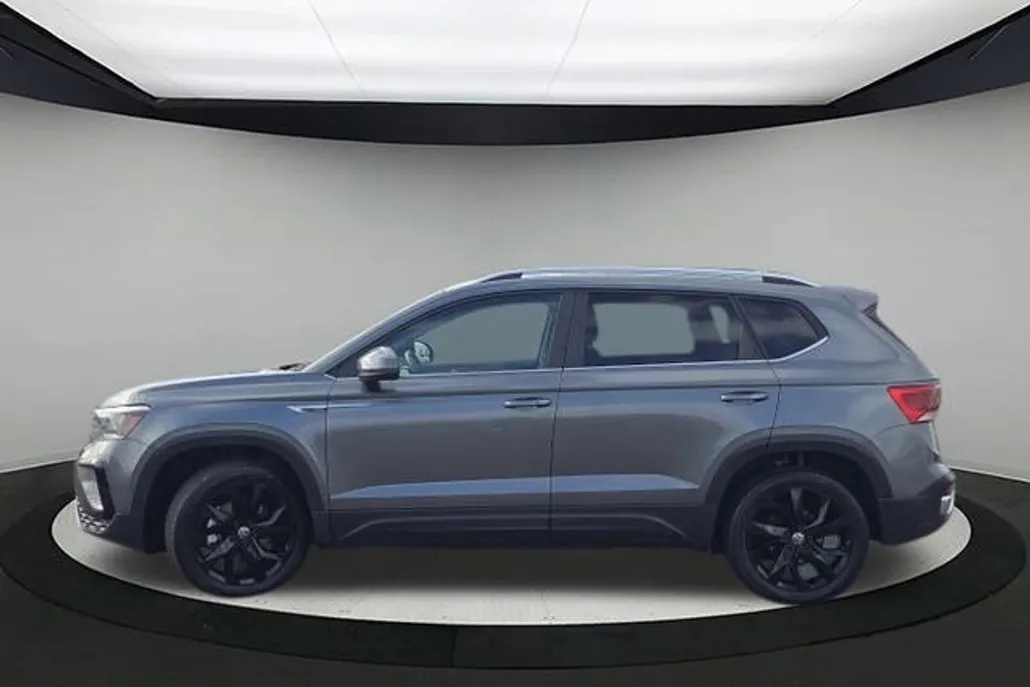 2022 Volkswagen Taos SE photo 1