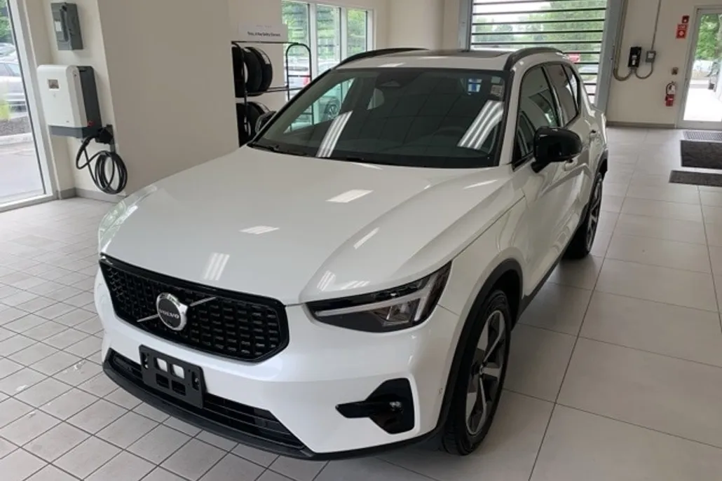 2023 Volvo XC40 Plus photo 1