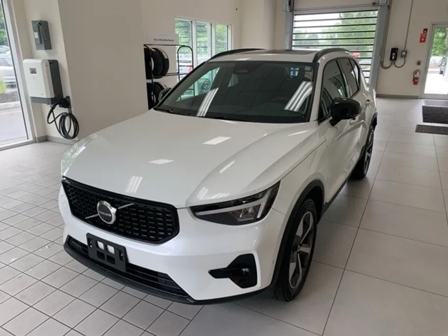 2023 Volvo XC40 Plus photo 1