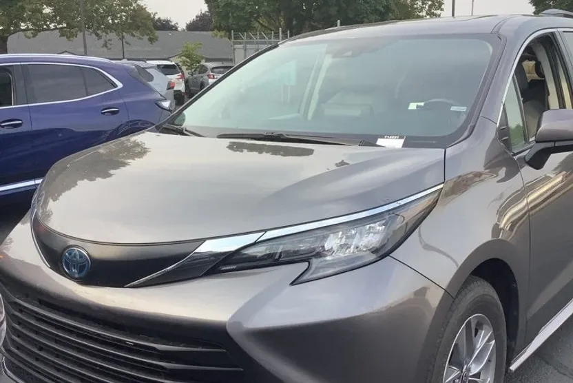 2024 Toyota Sienna XLE photo 1