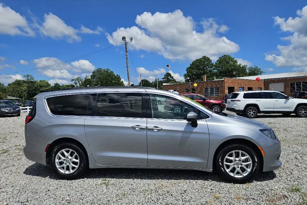 2020 Chrysler Voyager LXi photo 1