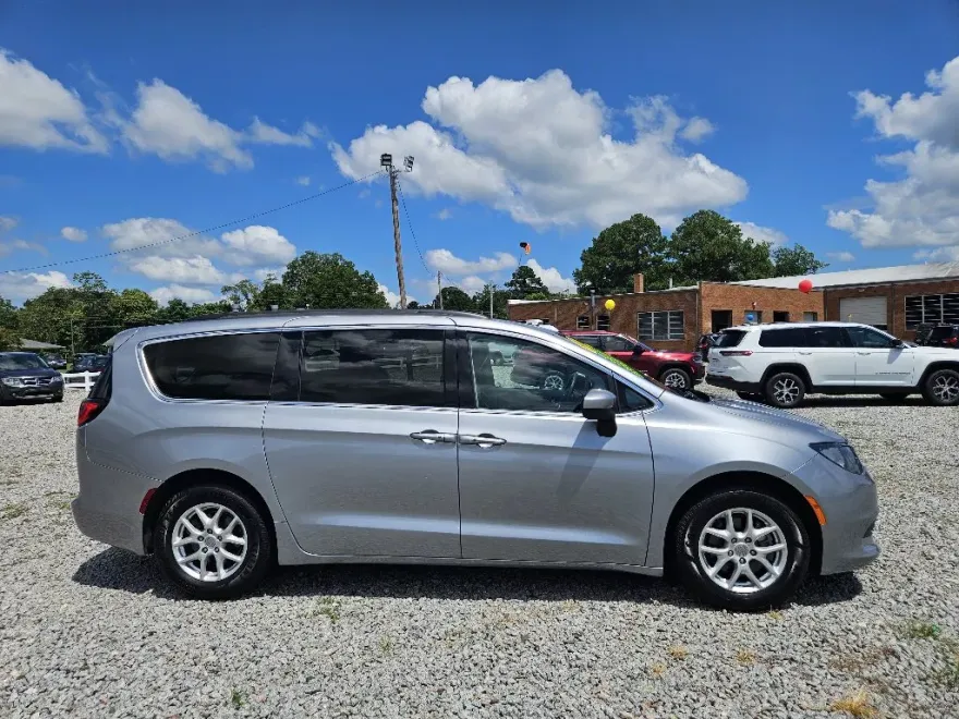 2020 Chrysler Voyager LXi photo 1