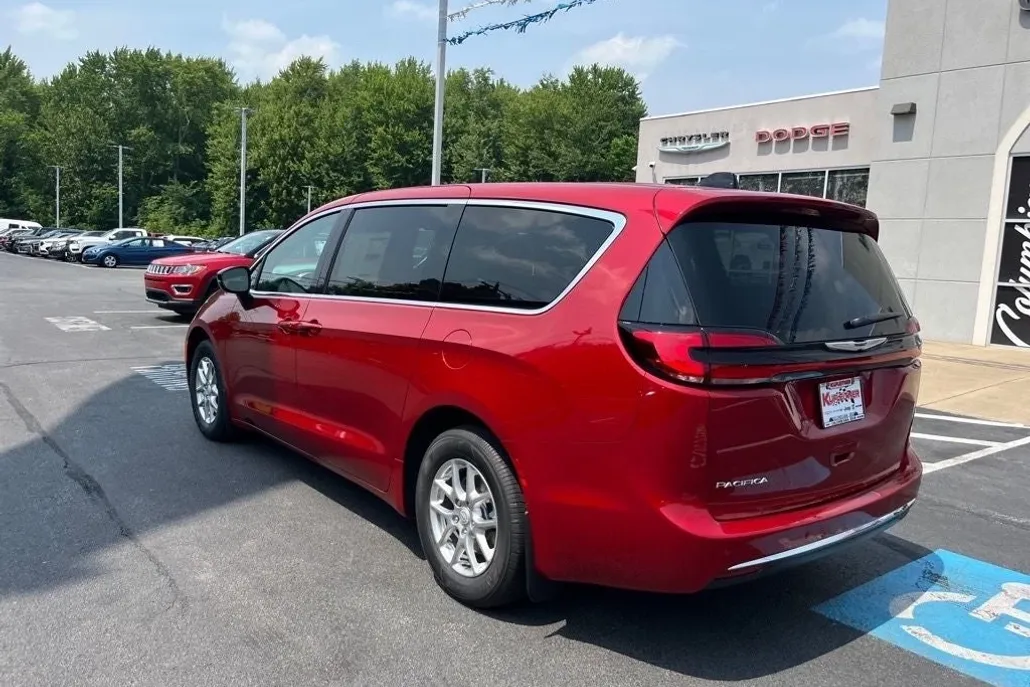 2025 Chrysler Pacifica photo 1