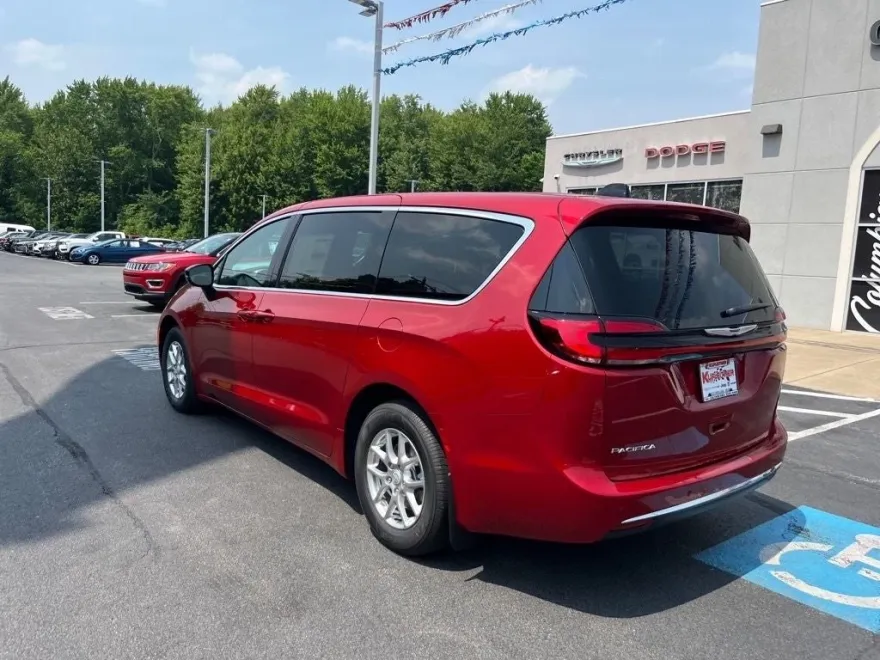 2025 Chrysler Pacifica photo 1