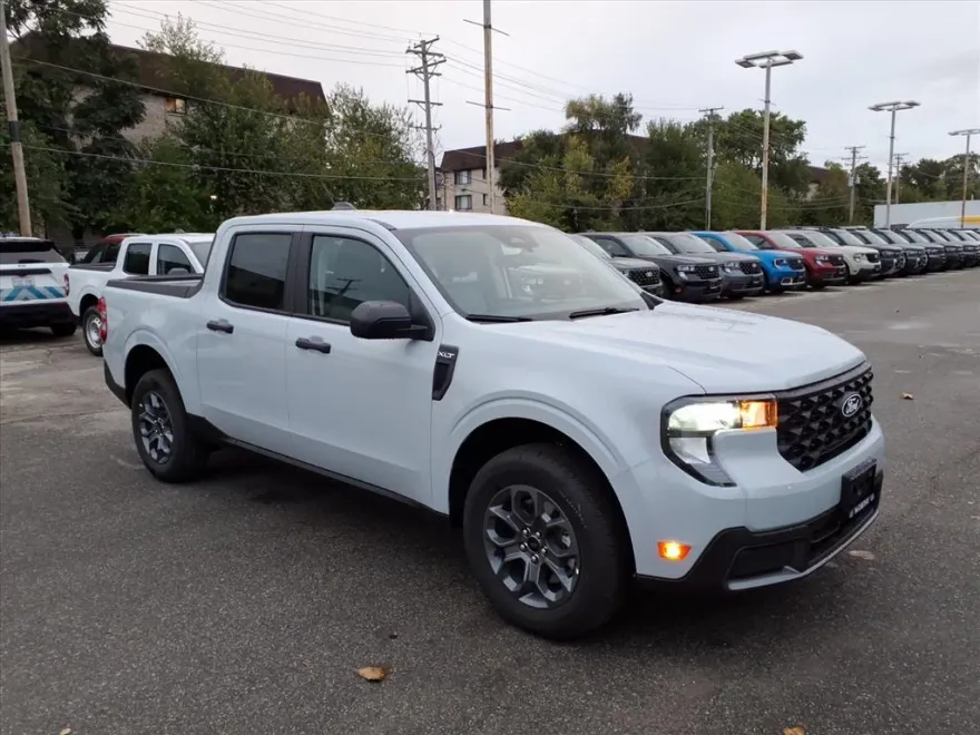 2025 Ford Maverick XLT photo 1