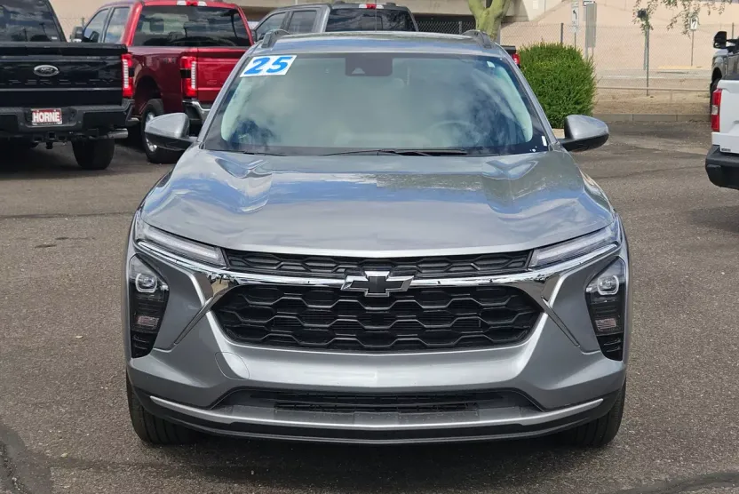 2025 Chevrolet Trax LT photo 1