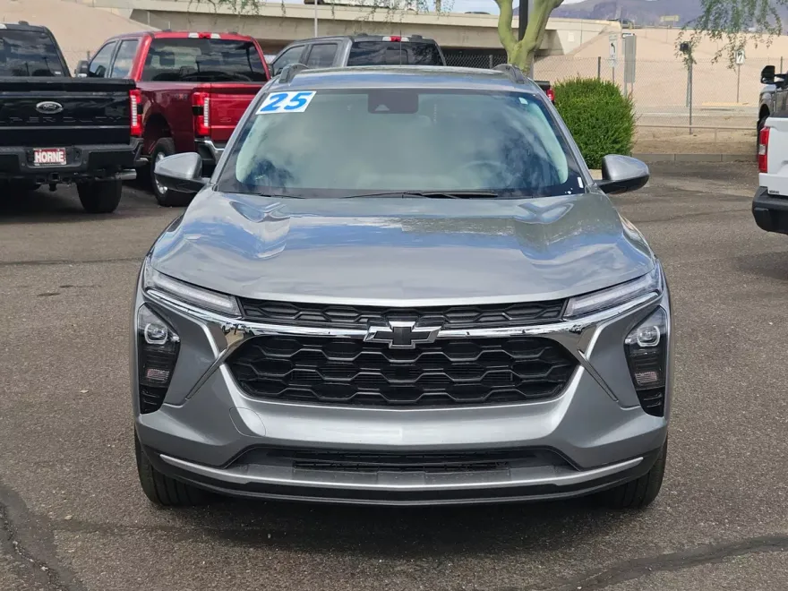 2025 Chevrolet Trax LT photo 1