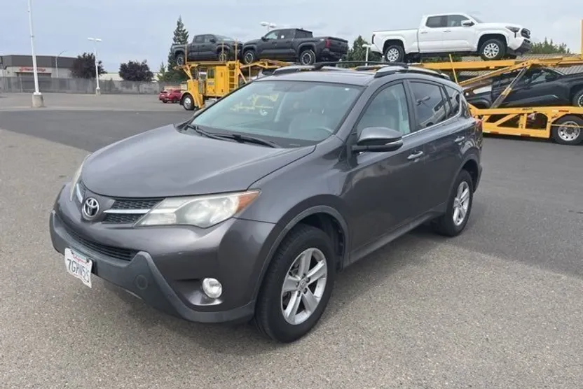 2014 Toyota RAV4 XLE photo 1