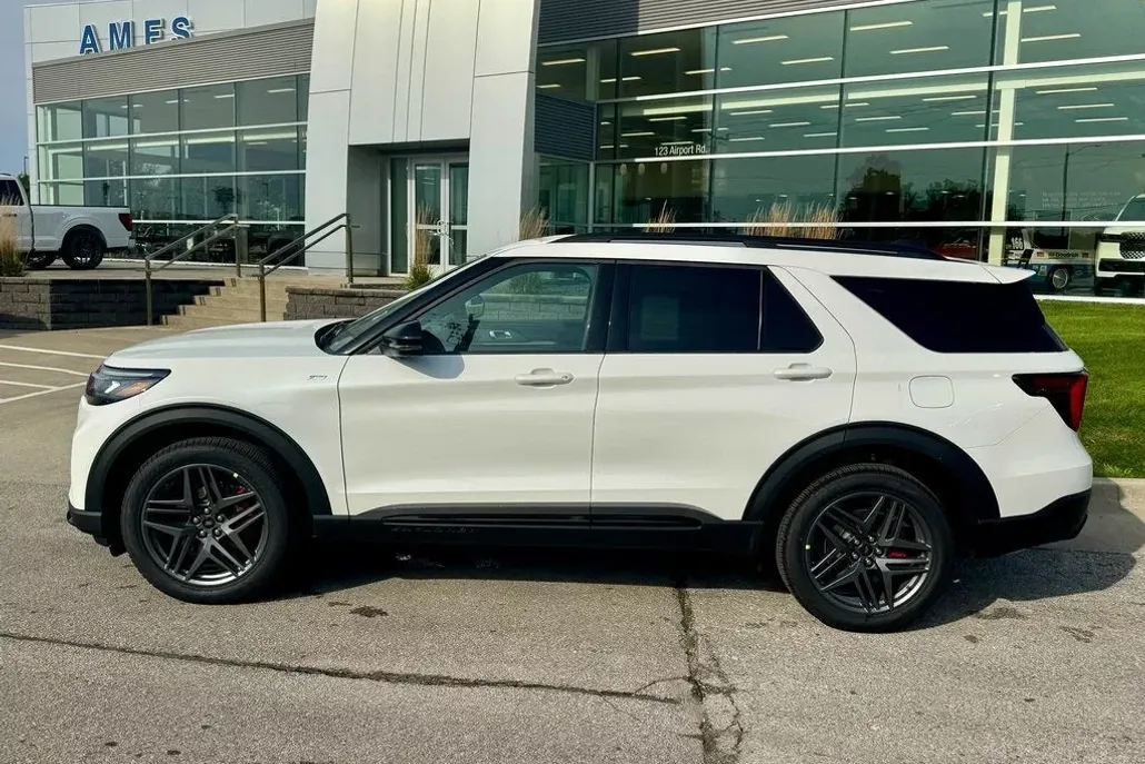 2025 Ford Explorer ST-Line photo 1