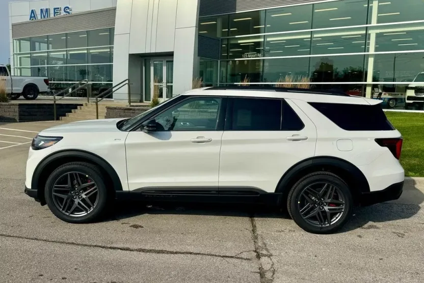 2025 Ford Explorer ST-Line photo 1