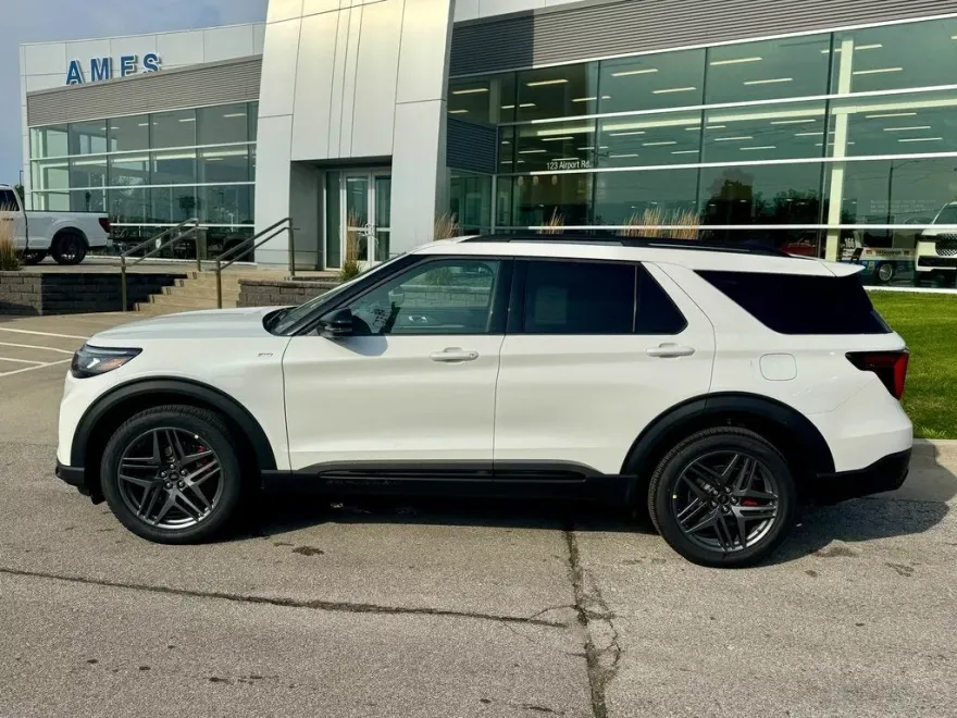 2025 Ford Explorer ST-Line photo 1