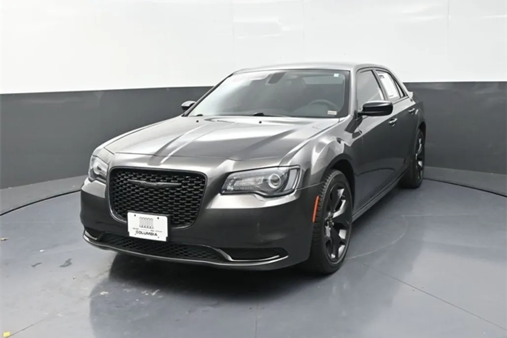 2023 Chrysler 300 Touring photo 1